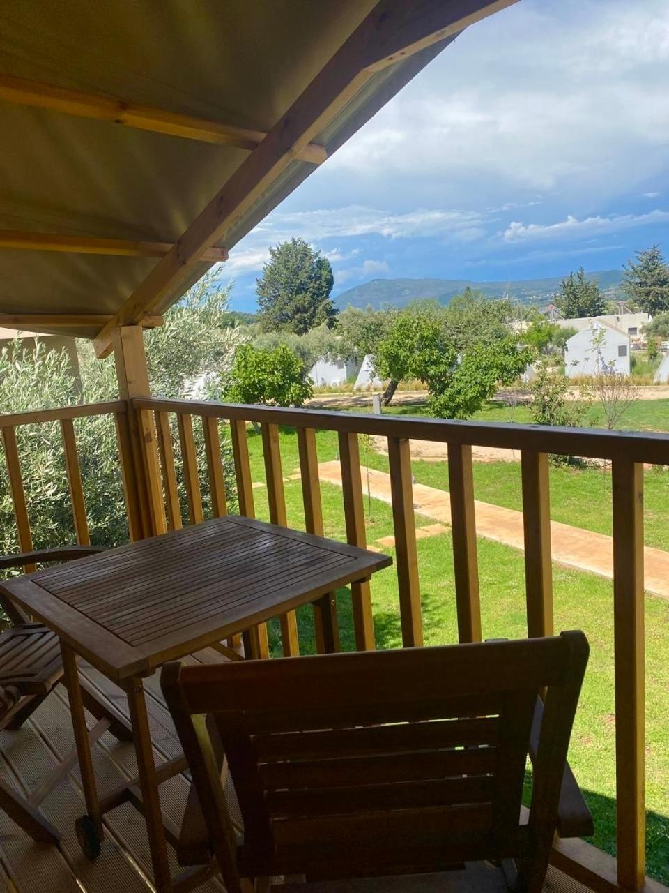 Nirikos Camping Spasmeni Vrisi Bilik gambar