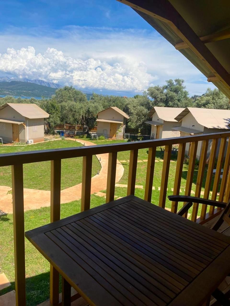 Nirikos Camping Spasmeni Vrisi Bilik gambar